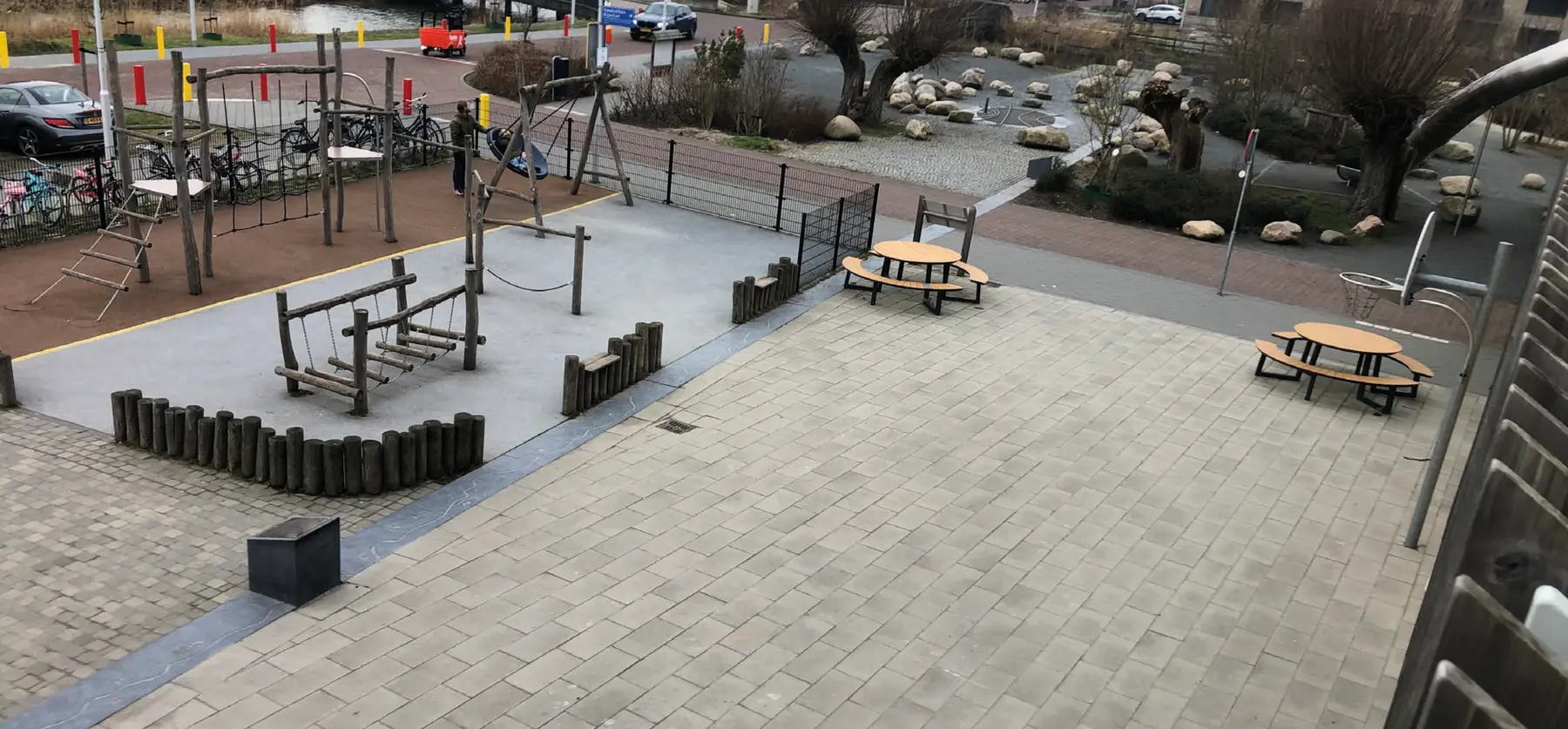 Het huidige schoolplein van Kindcentrum Rijnvliet met veel stenen en weinig groen