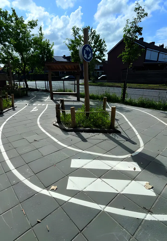 Fietsparcours met zebrapad, rotonde en verkeersbord