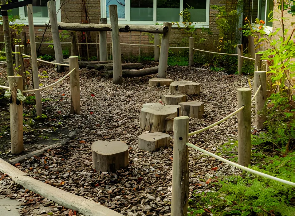 Natuurlijke speelplek met boomstammen en houten palen