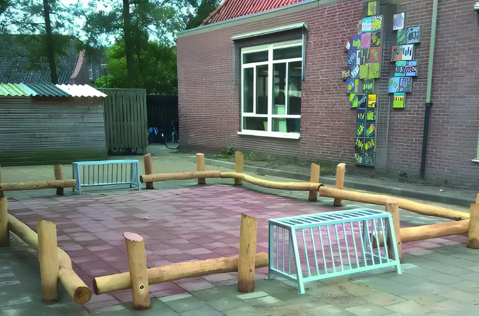 Klein pannaveld met houten rand en doeltjes
