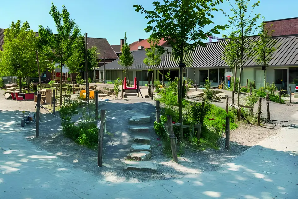 Speelheuvel met stapstenen, houten palen en groen