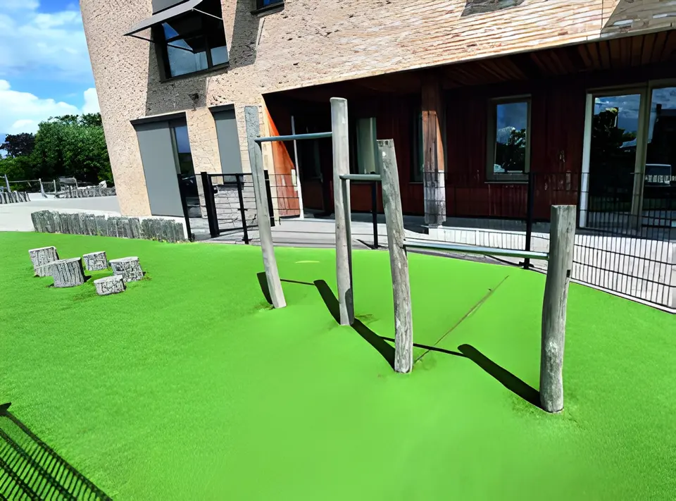 Houten balanceerpalen op kunstgras
