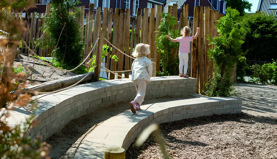Kinderen op een gebogen zittribune van stenen